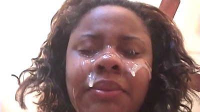 Intombazana emnyama yaseBrazil ifumana icum ebusweni bayo emva kokwabelana ngesondo ezimpundu ngedick enkulu